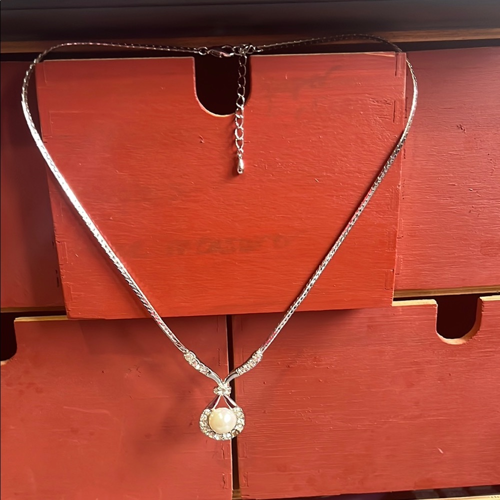 Elegant Silver Necklace with faux Pearl Pendant